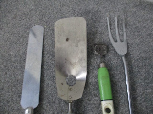 VINTAGE KITCHEN UNTENSILS....... x 6 Carousel 2
