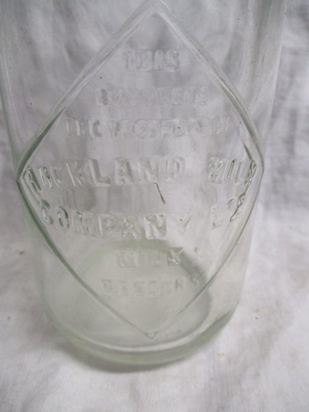 Advertising Milk Bottle - Imperial Quart - Auckland Milk Co - 5315 Carousel 2