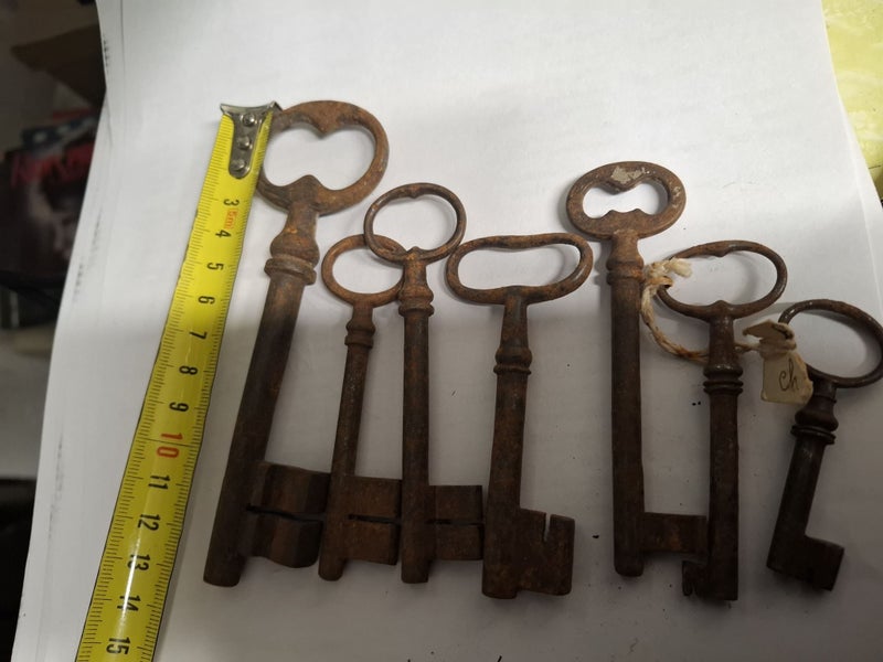 KEY 6641 - Bunch of Keys on Keyring - Old English/French - Various Sizes Carousel 4