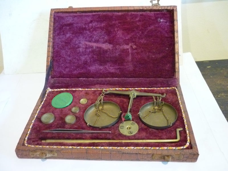GOLD SCALES AND WEIGHTS. CASED. ORIGINAL CASE Carousel 1