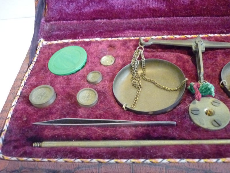 GOLD SCALES AND WEIGHTS. CASED. ORIGINAL CASE Carousel 2