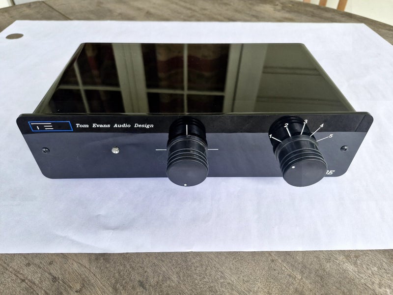 Tom Evans 'Vibe mk 1.7' preamp, with a 'Pulse mk 2.2' external power supply Carousel 2