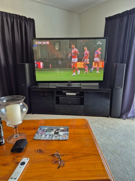 SAMSUNG 64 INCH PLASMA 3D TV + 4 PAIRS 3D GLASSES Carousel 1