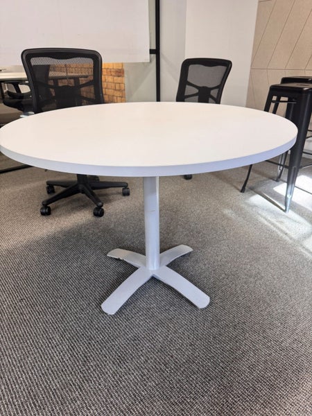 Round desk Carousel 1