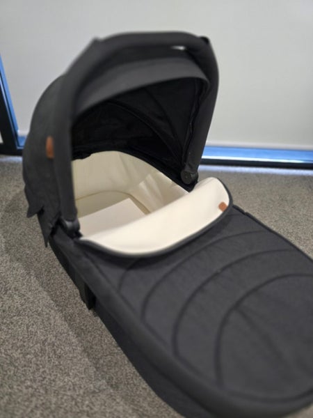 Edwards and Co Avery Capsule & Base and Carry Cot Carousel 2