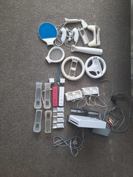 Nintendo Wii / Console,Controllers and 4 games Carousel 1