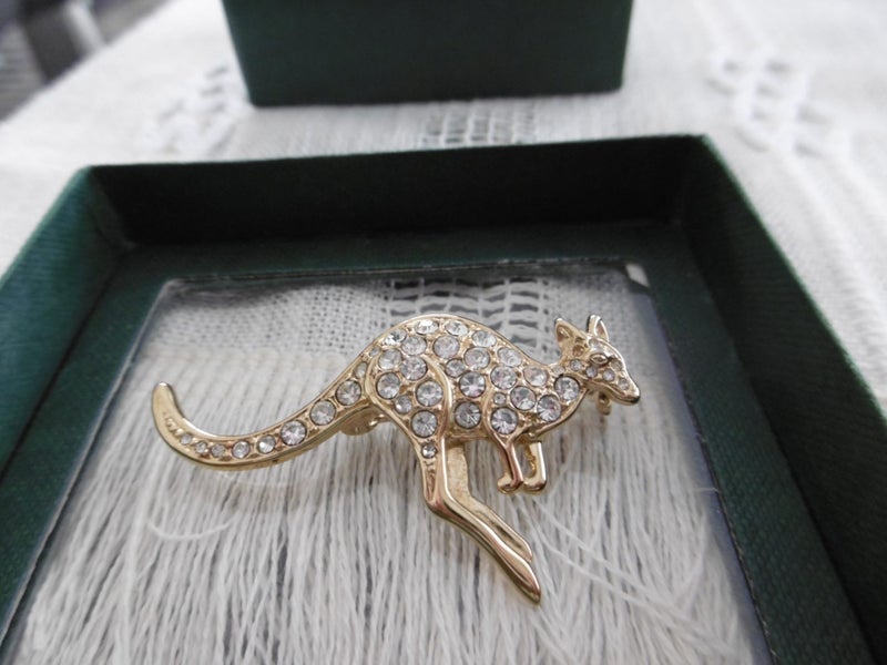 BROOCH - SPARKLY KANGAROO Carousel 1