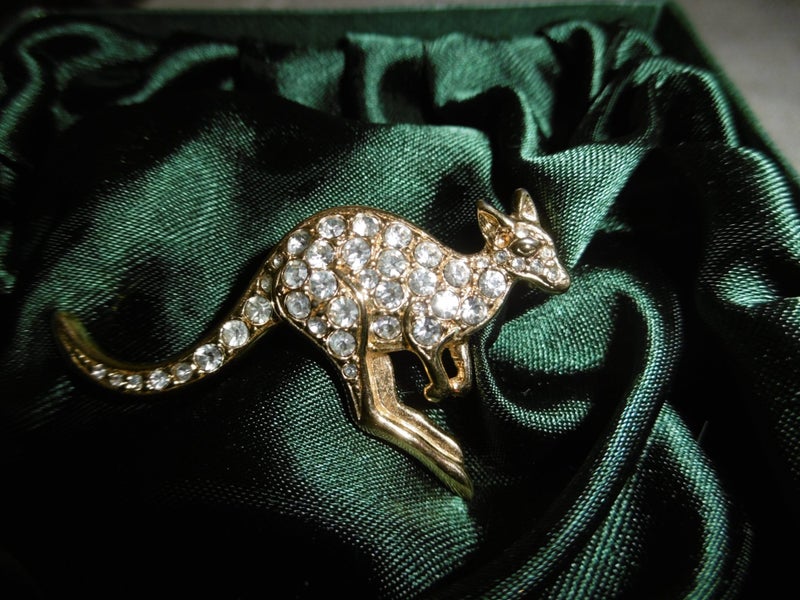BROOCH - SPARKLY KANGAROO Carousel 2