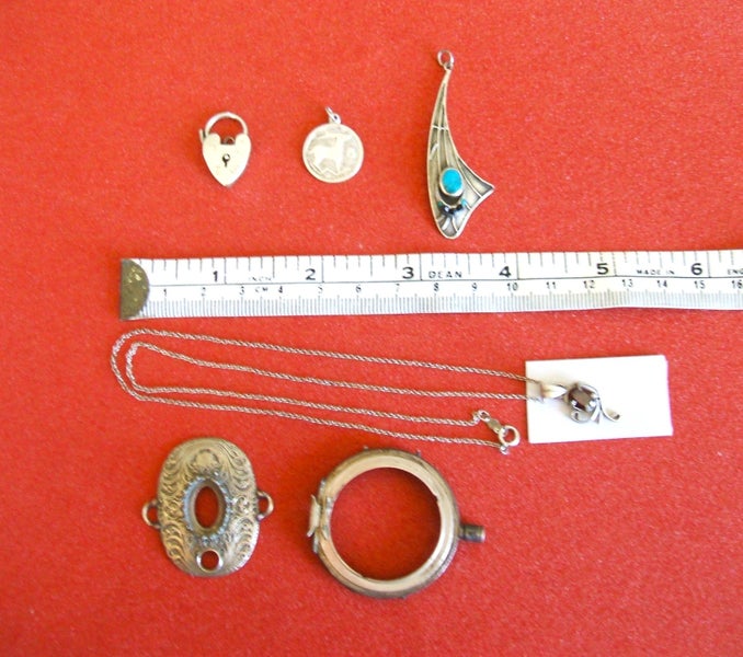 JEWELLERS ESTATE JEWELLERY WORKSHOP ALL SORTS PENDANTS, PADLOCK AND SILVER ITEMS Carousel 1