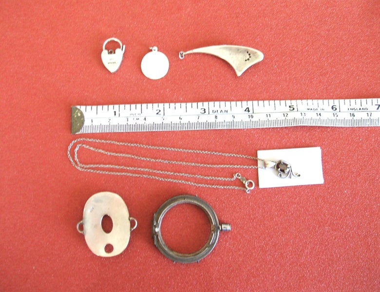 JEWELLERS ESTATE JEWELLERY WORKSHOP ALL SORTS PENDANTS, PADLOCK AND SILVER ITEMS Carousel 2