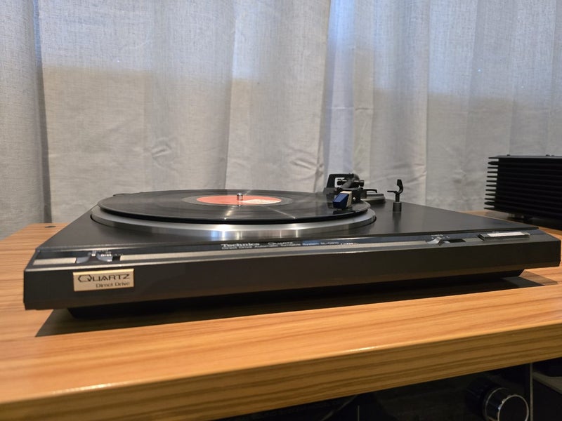 Technics SL-Q210 Direct-Drive Turntable Carousel 2