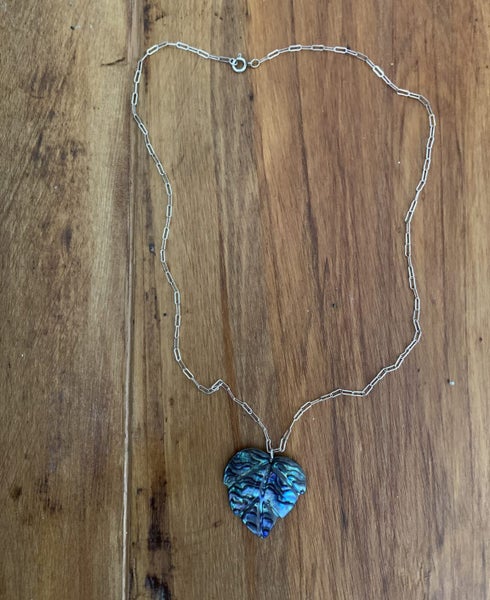 A BEAUTIFUL STERLING SILVER CHAIN WITH PAUA PENDANT Carousel 2