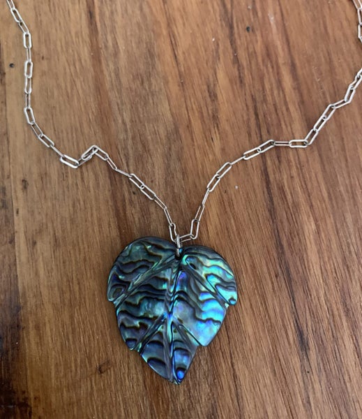 A BEAUTIFUL STERLING SILVER CHAIN WITH PAUA PENDANT Carousel 1