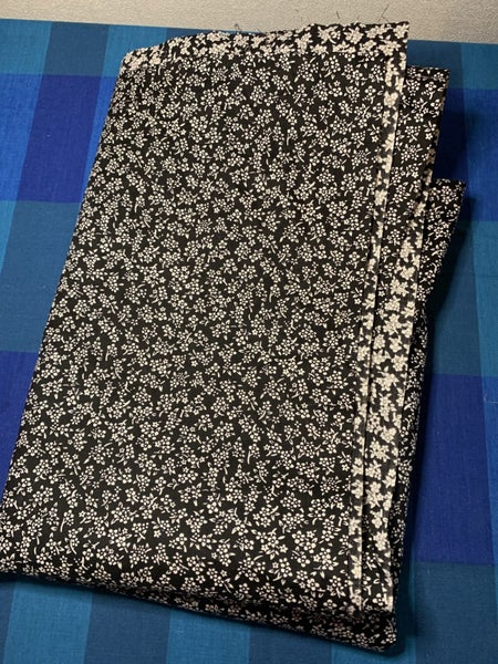 VINTAGE POLYCOTTON PRINT FABRIC - WHITE FLOWER SPRIGG ON BLACK - 2.5M Carousel 3