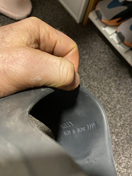 Yeezy slides Carousel 2