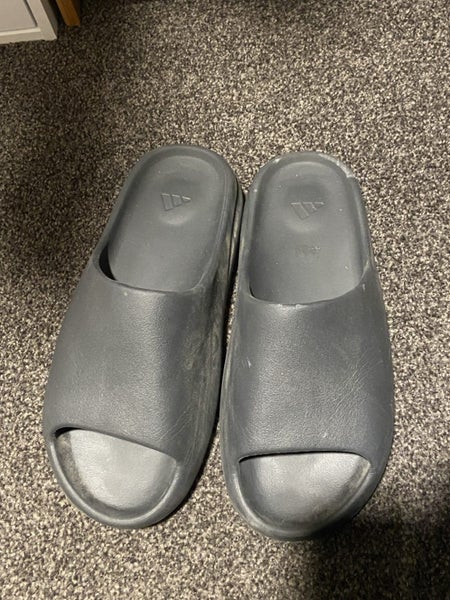 Yeezy slides Carousel 1