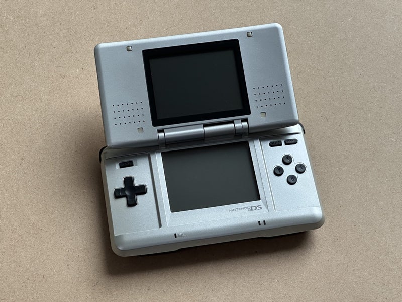 Silver Original Nintendo DS + R4 Cartridge Carousel 2