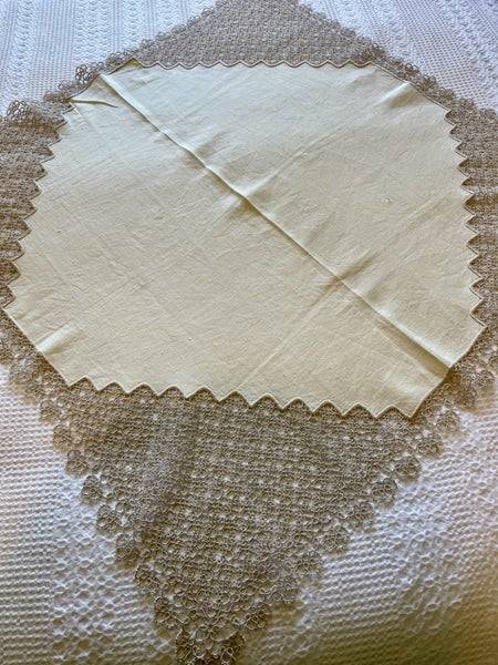 A simply stunning hand tatted vintage Linen Tablecloth Carousel 1