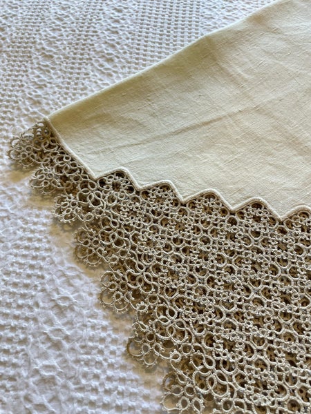A simply stunning hand tatted vintage Linen Tablecloth Carousel 2