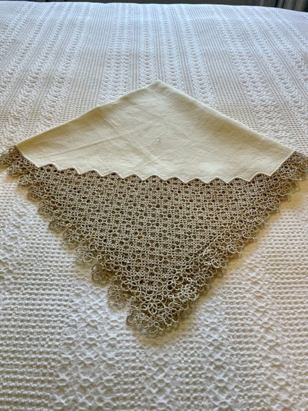 A simply stunning hand tatted vintage Linen Tablecloth Carousel 5