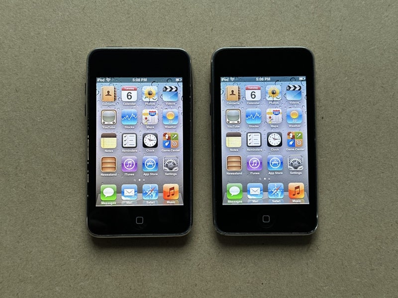 2x iPod touch re Gen - 32GB Carousel 1