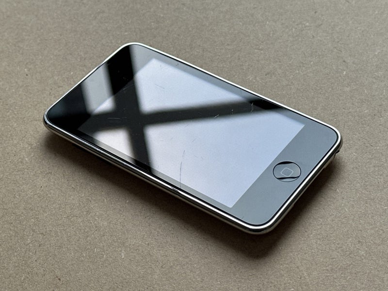 2x iPod touch re Gen - 32GB Carousel 2