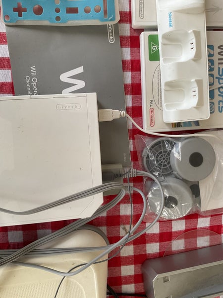 Wii console and accessories Carousel 2