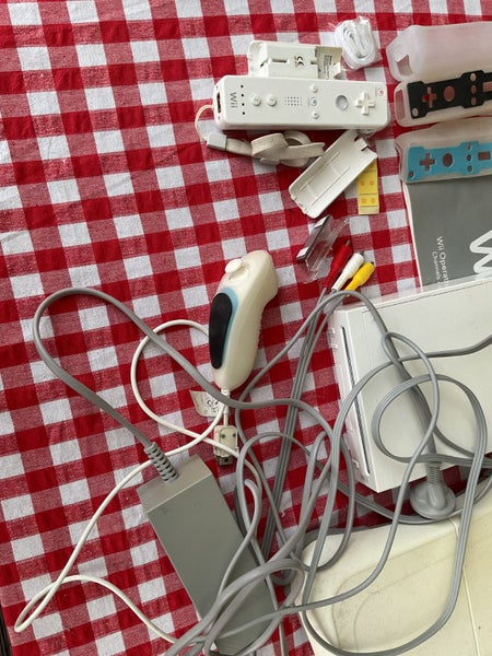 Wii console and accessories Carousel 6