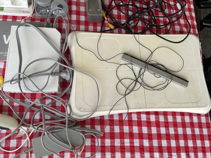 Wii console and accessories Carousel 1