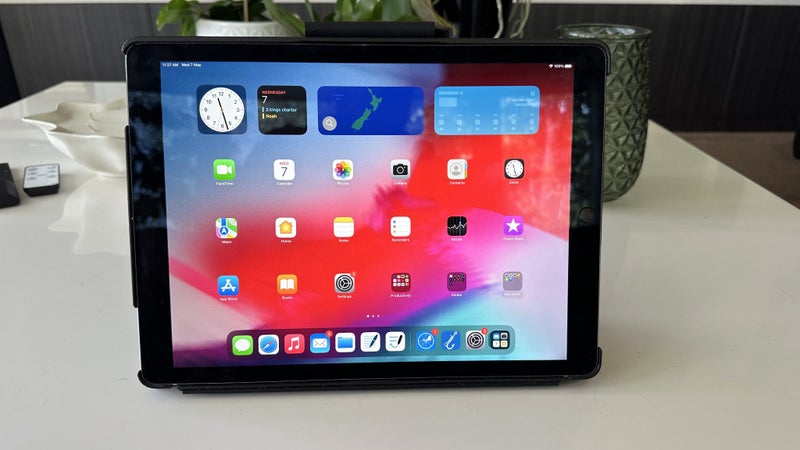 Apple iPad Pro 12.9" 2nd Gen, 256GB + Cellular and case Carousel 1