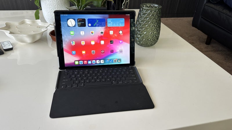 Apple iPad Pro 12.9" 2nd Gen, 256GB + Cellular and case Carousel 2