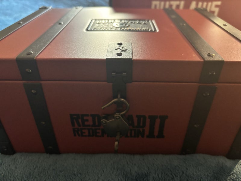 Red Dead Redemption 2 Collector's Edition Box with xbox game Carousel 2