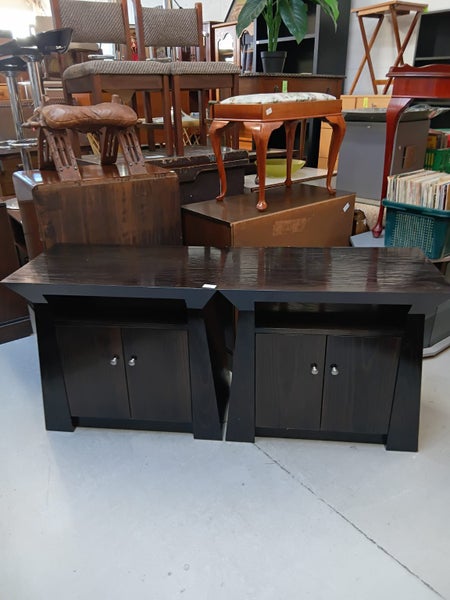 1093 PAIR OF LARGE CHUNKY BEDSIDES Carousel 1