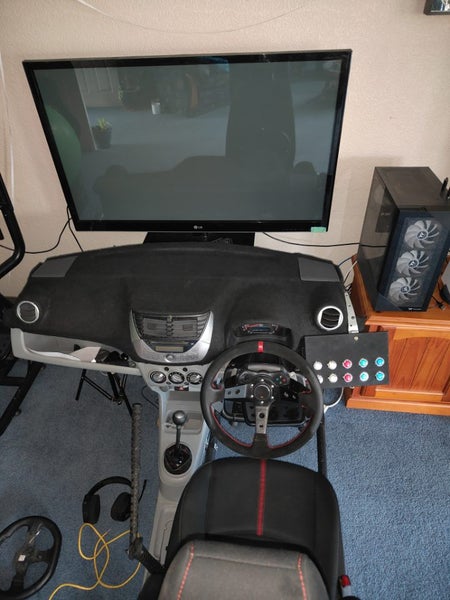 Car simulator includes real dash, working radio & speedo Carousel 1