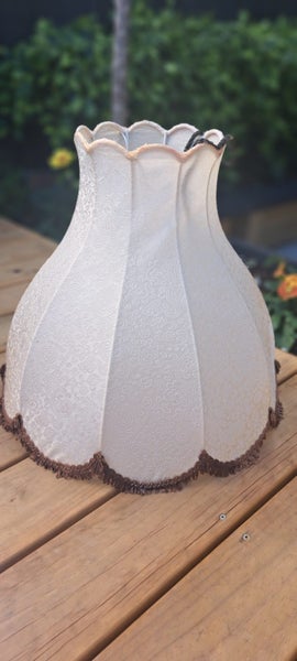 Large scalloped lampshade Carousel 1