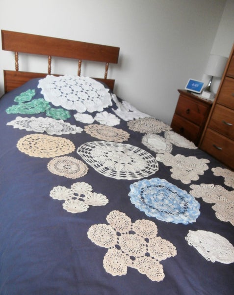 TWENTY-FIVE assorted Vintage Doilies and Small Hand-made Cloths Carousel 2