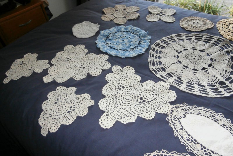 TWENTY-FIVE assorted Vintage Doilies and Small Hand-made Cloths Carousel 6
