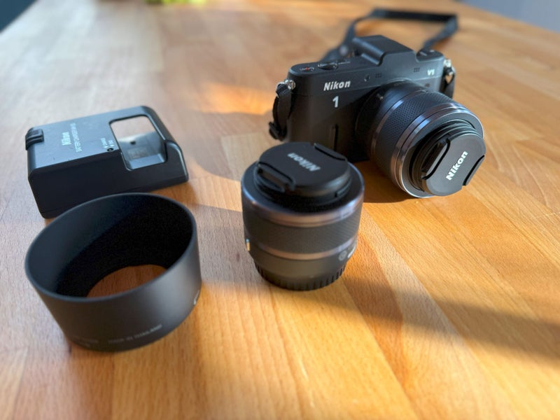 Nikon V1 mirrorless camera two lens kit. Nikon 1 series. Black. Carousel 1