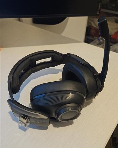 Sennheiser (EPOS) GSP 670 Wireless Gaming Headset (HEADSET/DONGLE ONLY) Carousel 1