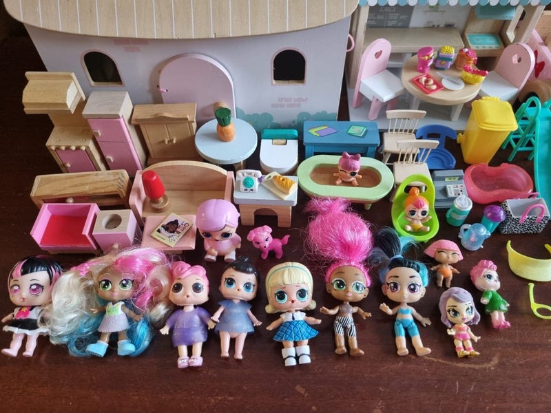 Wooden doll house and a cafe with dolls and accessories Carousel 12