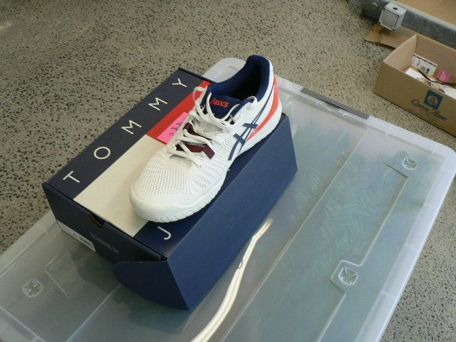 tennis shoes Carousel 1
