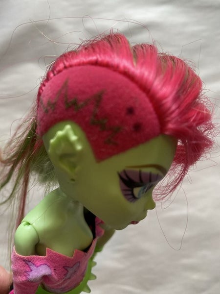 Monster High doll - Venus McFlytrap Music Festival Carousel 2