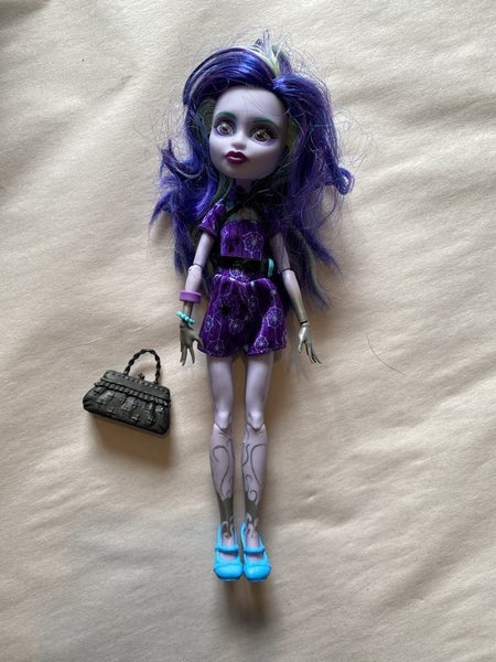 Monster High doll - Coffin Bean Twyla Carousel 1