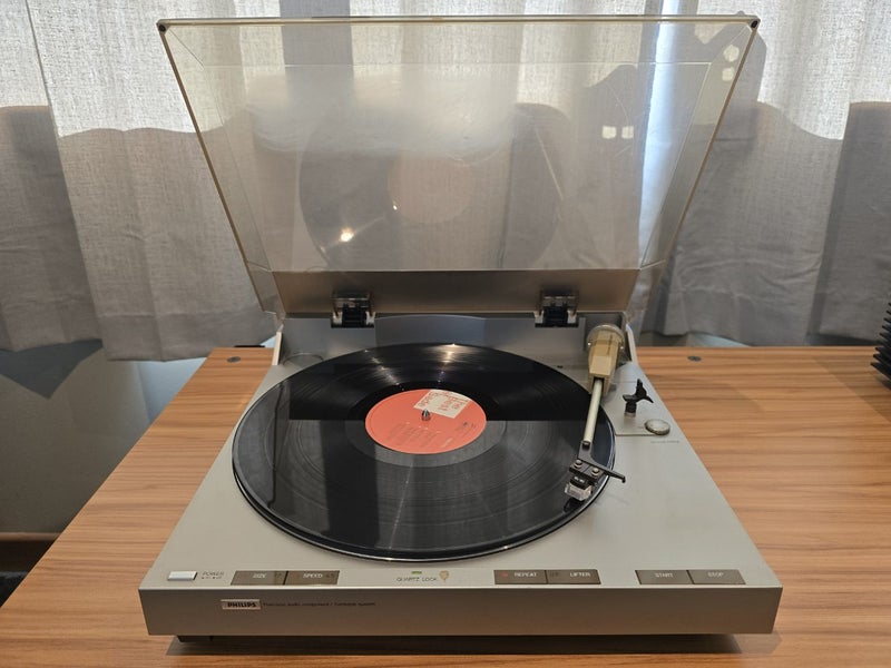 Philips/Denon Fully-Automatic Direct-Drive Turntable Carousel 1