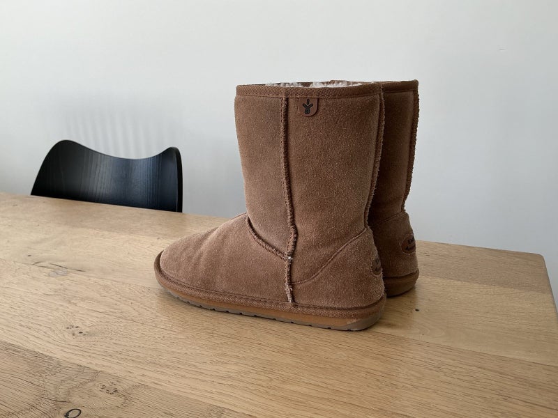 Kids Slippers / Ugg Boots - Size US 1 - Emu, Wallaby Lo Carousel 1