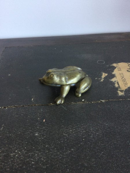 A FABULOUS EARLY SOLID BRASS FROG ASHTRAY Carousel 2
