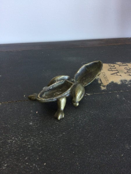 A FABULOUS EARLY SOLID BRASS FROG ASHTRAY Carousel 3