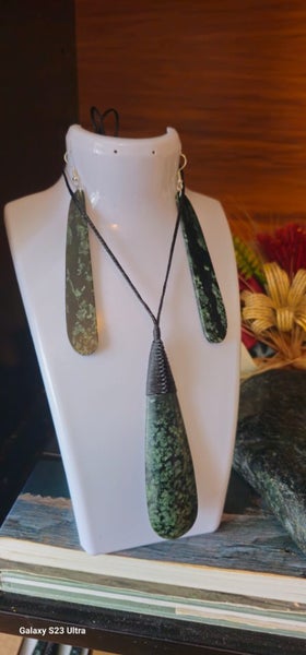 Pounamu set Carousel 3