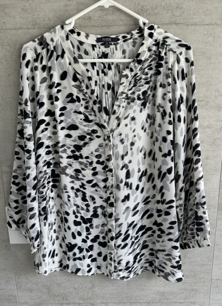 NYDJ Top . Perfect Condition. Carousel 1