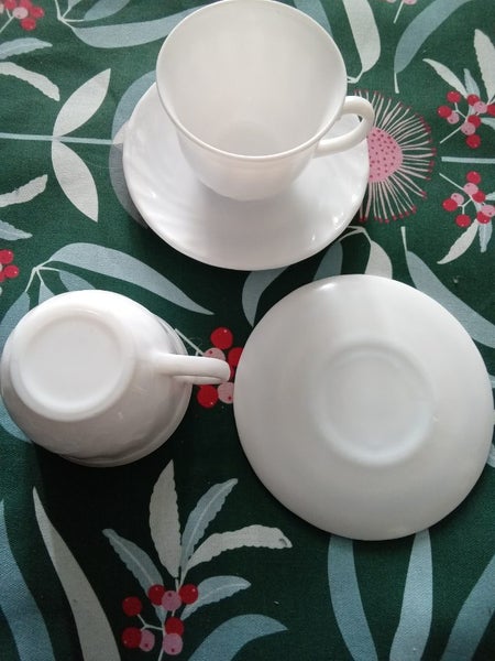 Arcopal teacups and saucers (2) Carousel 2
